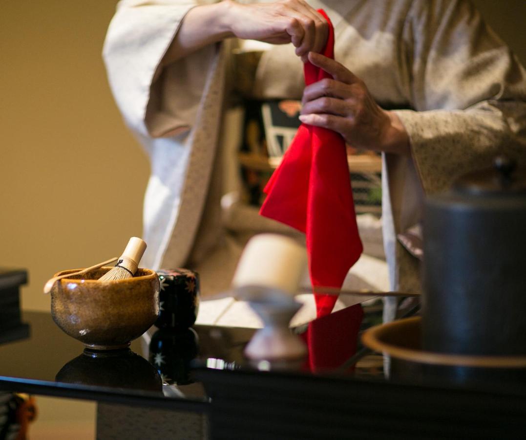 The Okura Tokyo Hotel Ngoại thất bức ảnh A Japanese woman wearing a hakama