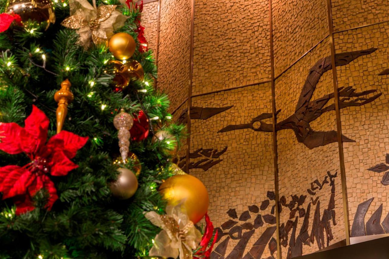 The Okura Tokyo Hotel Ngoại thất bức ảnh The Christmas tree at the Grand Hyatt Manila